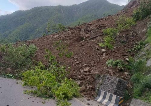 घाँसीकुवाको पहिरो पन्छाउन सुरु, सडक सूचारु हुन समय लाग्ने
