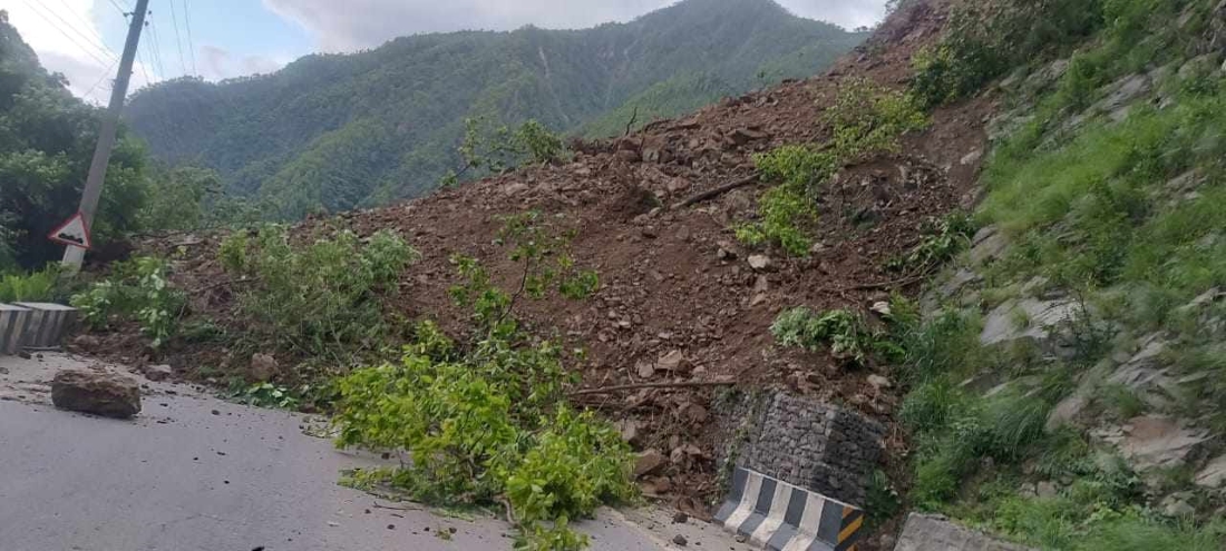 घाँसीकुवाको पहिरो पन्छाउन सुरु, सडक सूचारु हुन समय लाग्ने