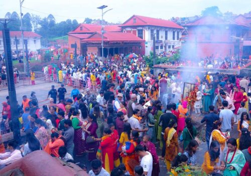 साउनको अन्तिम सोमबार पशुपतिमा देखिएको श्रद्धालुहरुको भीड {फोटोफिचर}