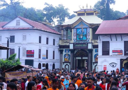 साउनको अन्तिम सोमबार दुई लाखभन्दा बढी भक्तजनद्धारा पशुपतिनाथको दर्शन