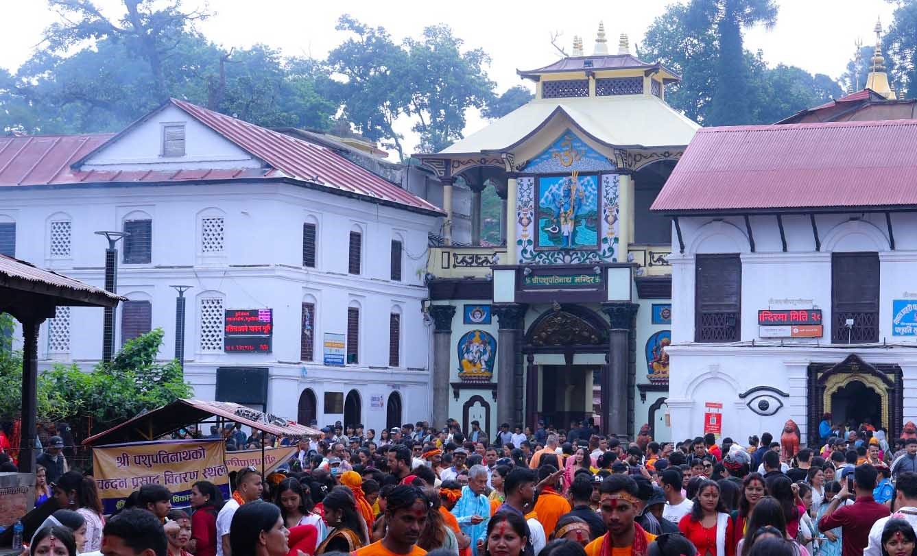 साउनको अन्तिम सोमबार दुई लाखभन्दा बढी भक्तजनद्धारा पशुपतिनाथको दर्शन