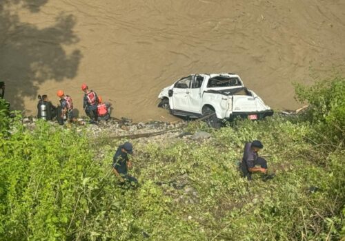 सुनकोसीमा खसेको गाडी भेटियो, नदीमा बेपत्ता तीनजनाको खोजी जारी