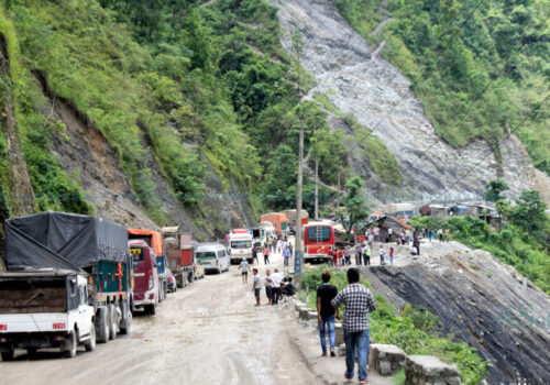 देशर लगातार बर्षा, राति नारायणगढ-मुग्लिन सडकखण्डमा सवारी चलाउन नपाईने