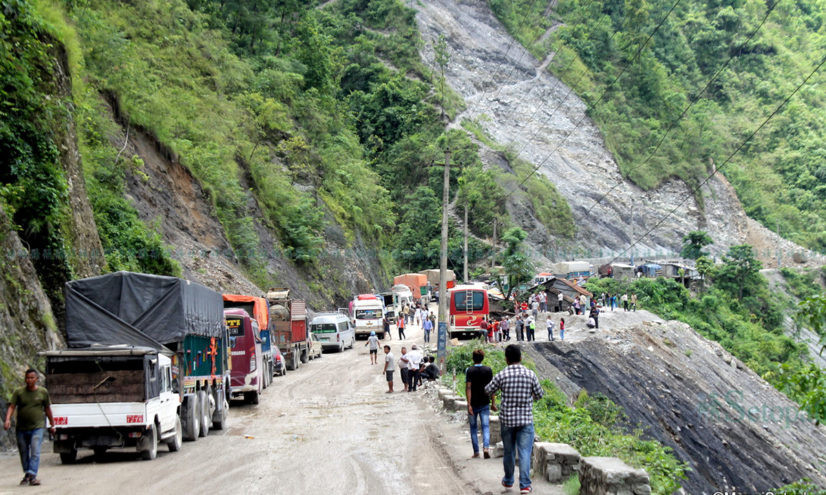 देशर लगातार बर्षा, राति नारायणगढ-मुग्लिन सडकखण्डमा सवारी चलाउन नपाईने