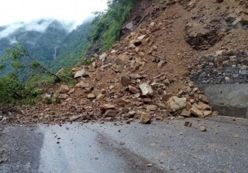 वर्षासँगैको पहिरोले भीमफेदी–कुलेखानी–फाखेल हुँदै काठमाडौँ जाने बाटो बन्द