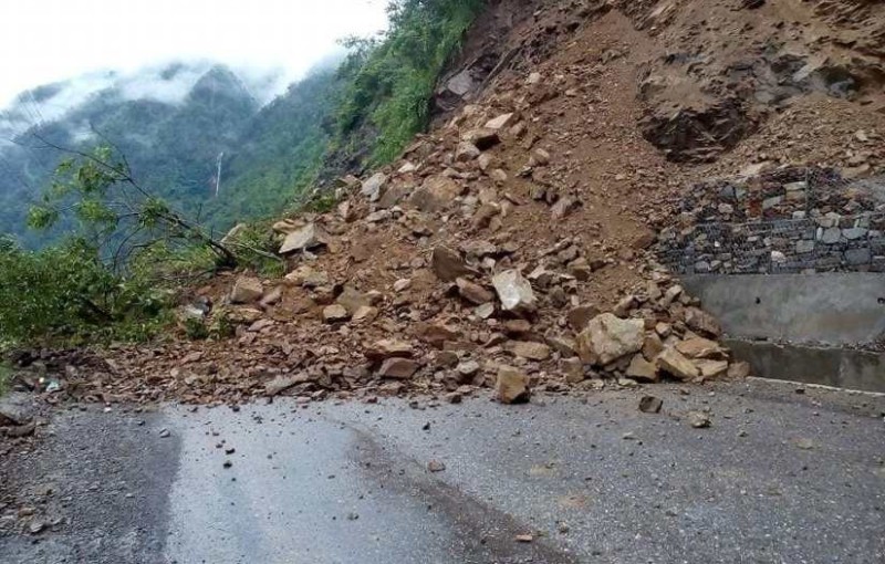 वर्षासँगैको पहिरोले भीमफेदी–कुलेखानी–फाखेल हुँदै काठमाडौँ जाने बाटो बन्द