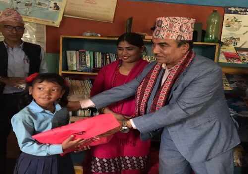 युनाइटेड सिमेन्टद्धारा धादिङ धुनिवेशीको बाराहिदेवी आधारभूत विद्यालयका विद्यार्थीलाई पोशाक वितरण