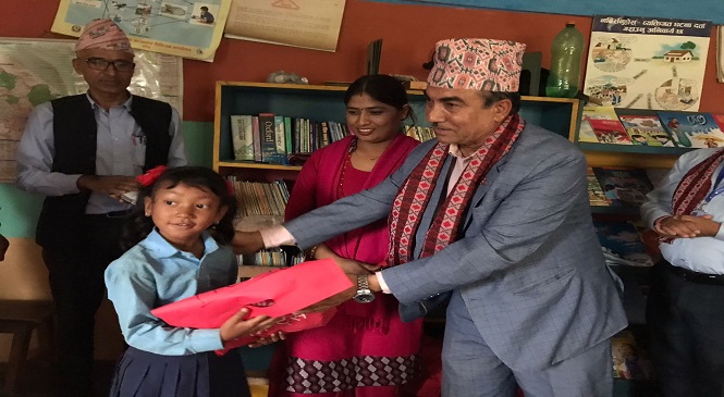 युनाइटेड सिमेन्टद्धारा धादिङ धुनिवेशीको बाराहिदेवी आधारभूत विद्यालयका विद्यार्थीलाई पोशाक वितरण