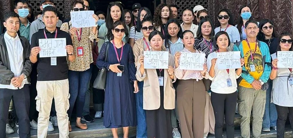 निगमको कार्यालयमा एयरहोस्टेसको धर्ना