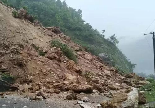 पहिरोले हेटौँडा र काठमाडौँ जोड्ने सबै सडक ठप्प