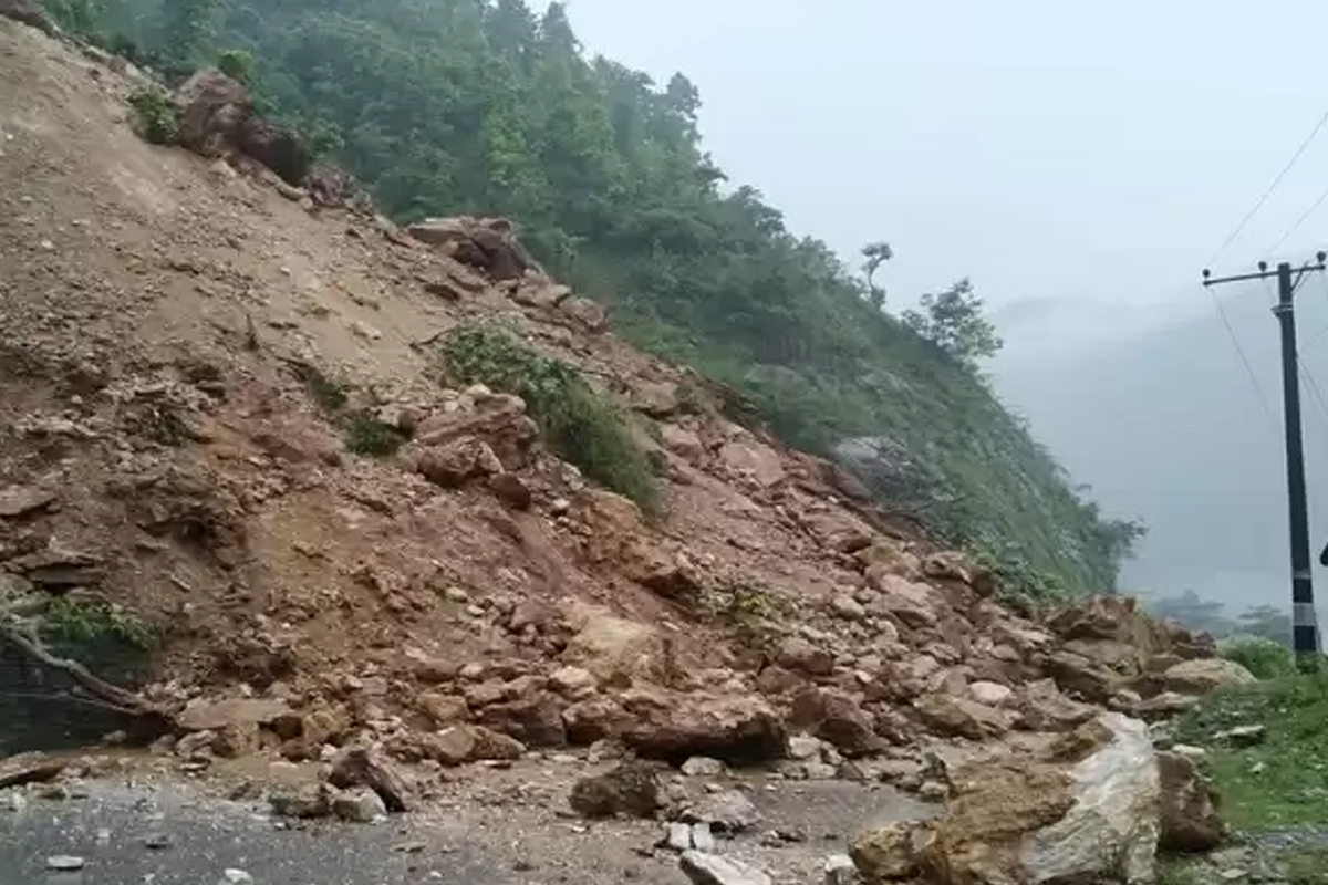 पहिरोले हेटौँडा र काठमाडौँ जोड्ने सबै सडक ठप्प