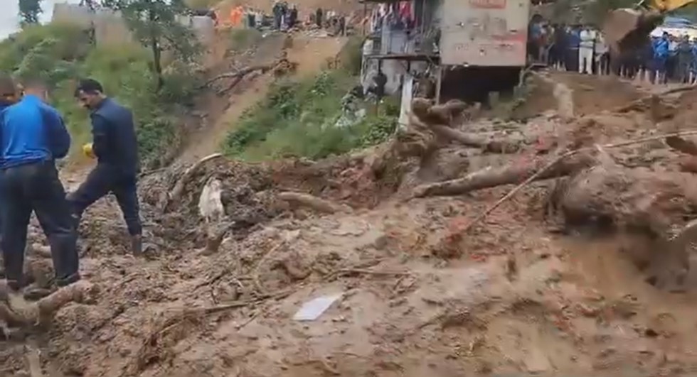 गोरखाको बस झ्याप्लेखोलामा पुरिएको अवस्थामा भेटियो