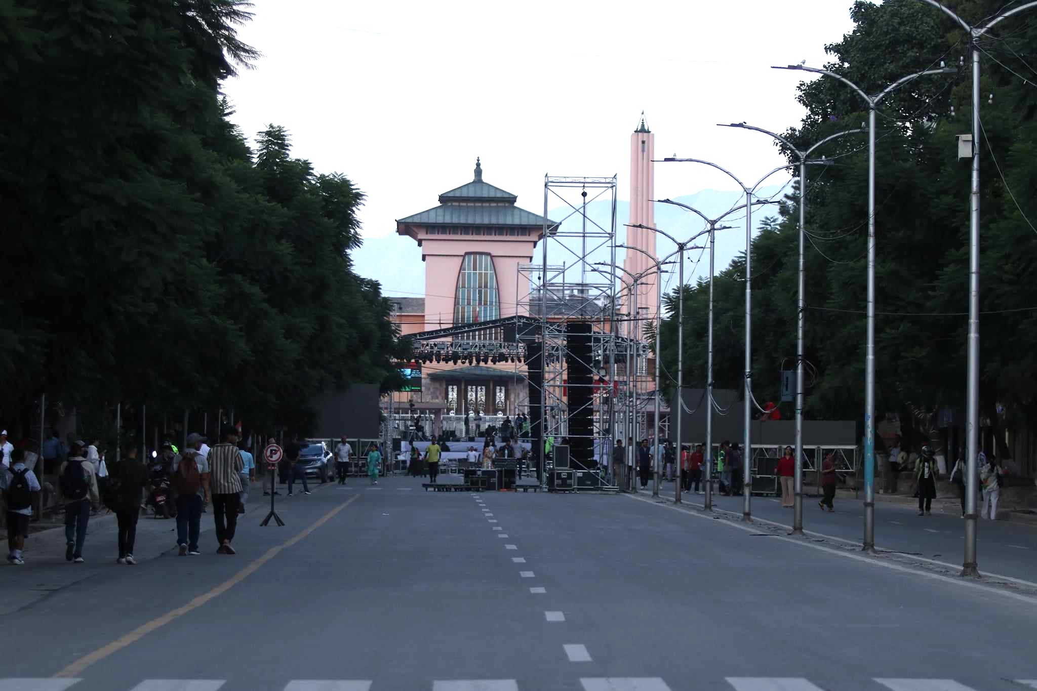 दरबारमार्गमा कन्सर्टका लागि धमाधम स्टेज बनाइँदै, दुई दिन सडक ठप्प