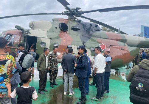 रोशीमा फसेकाहरूलाई नेपाली सेनाको हेलिकप्टरबाट उद्धार गरिँदै