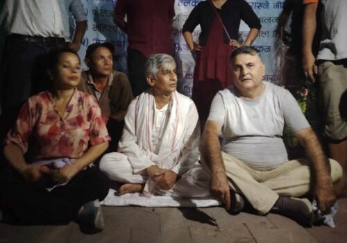 प्रहरीले निवासमा पुर्‍याएर छाडेका पूर्व मुख्यमन्त्री कार्की फर्किएर फेरि बसे अनसन