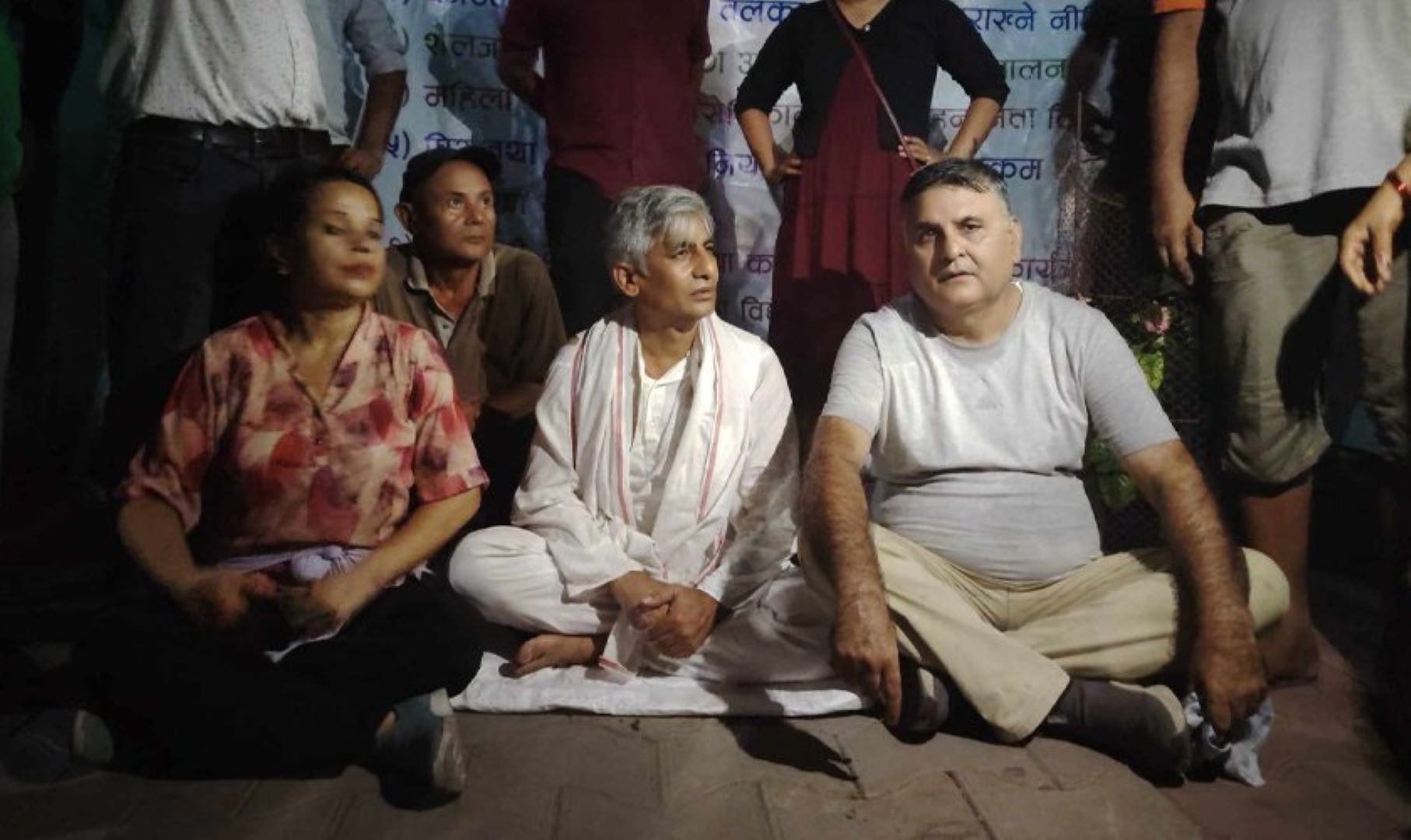 प्रहरीले निवासमा पुर्‍याएर छाडेका पूर्व मुख्यमन्त्री कार्की फर्किएर फेरि बसे अनसन