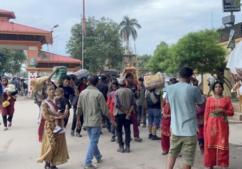 दशैँ मनाउन भारतबाट घर फर्किदै नेपाली