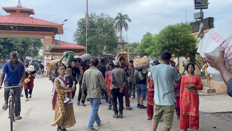 दशैँ मनाउन भारतबाट घर फर्किदै नेपाली