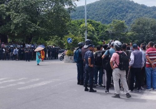 पोखरामा सहकारीपीडित र रवि समर्थक आमने–सामने, दुई पक्ष नाराबाजीमा
