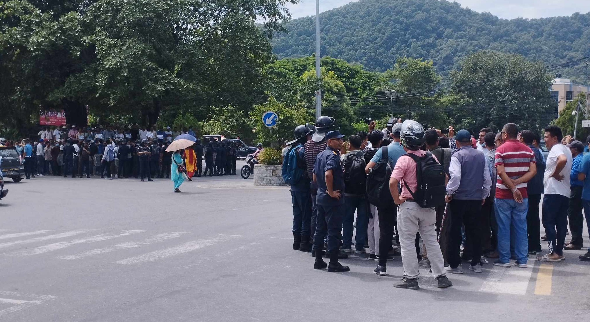 पोखरामा सहकारीपीडित र रवि समर्थक आमने–सामने, दुई पक्ष नाराबाजीमा