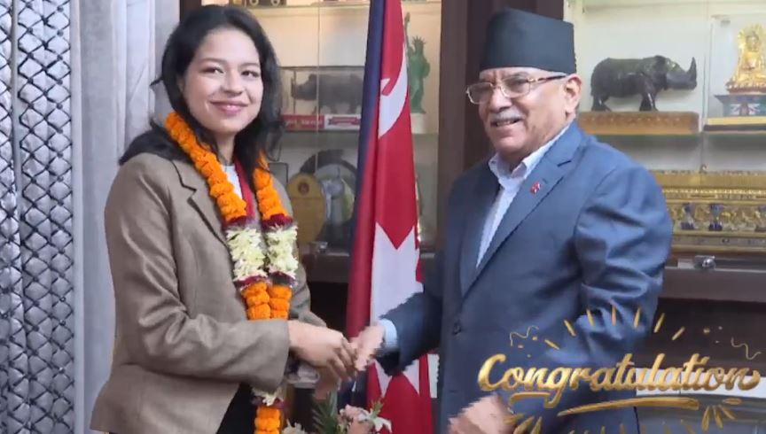 पलेशा गोवर्धनलाई प्रचण्डले गरे सम्मान