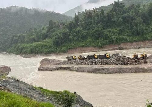 हाइड्रोको टिप्पर त्रिशूलीले बगायाे