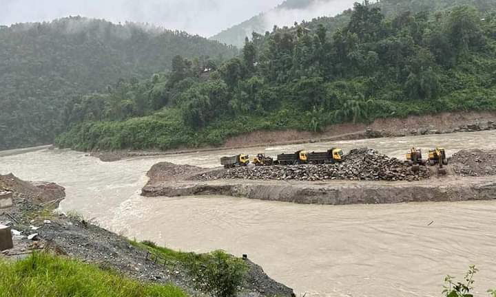 हाइड्रोको टिप्पर त्रिशूलीले बगायाे