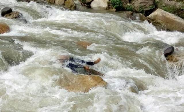 निर्दयी बुबा, जसले आफ्नो ६ बर्षीय छोरालाई भीरबाट खोलामा फाले !