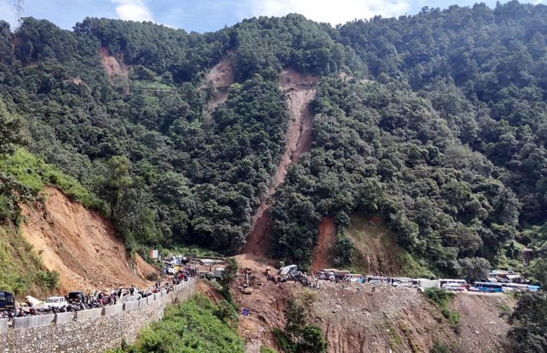 झ्याप्ले खोलाको पहिरोमा पुनः खोजी गरिँदै, कार पनि पुरिएको आशंका