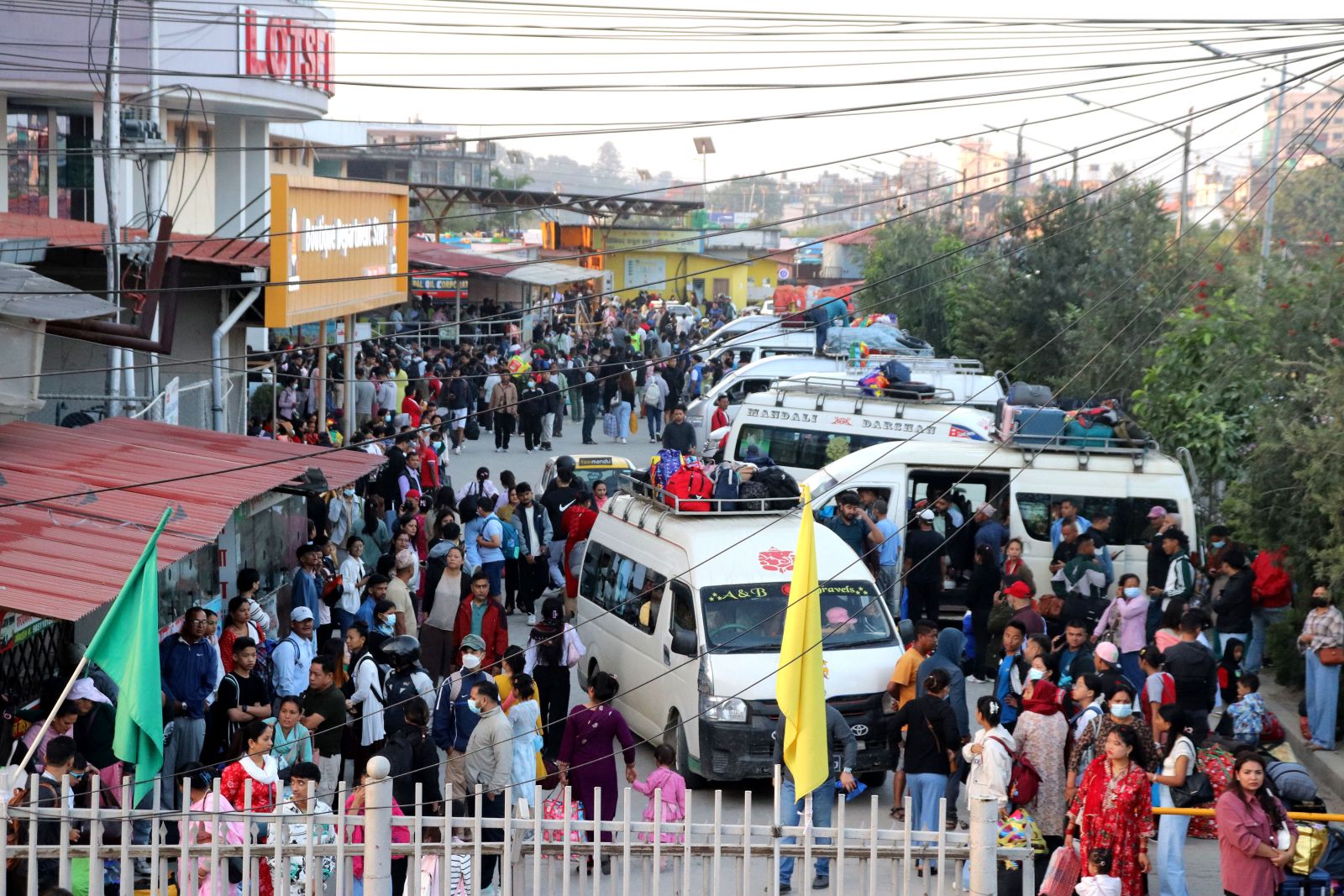 काठमाडौं उपत्यकाबाट दैनिक एक लाख बाहिरिंदै