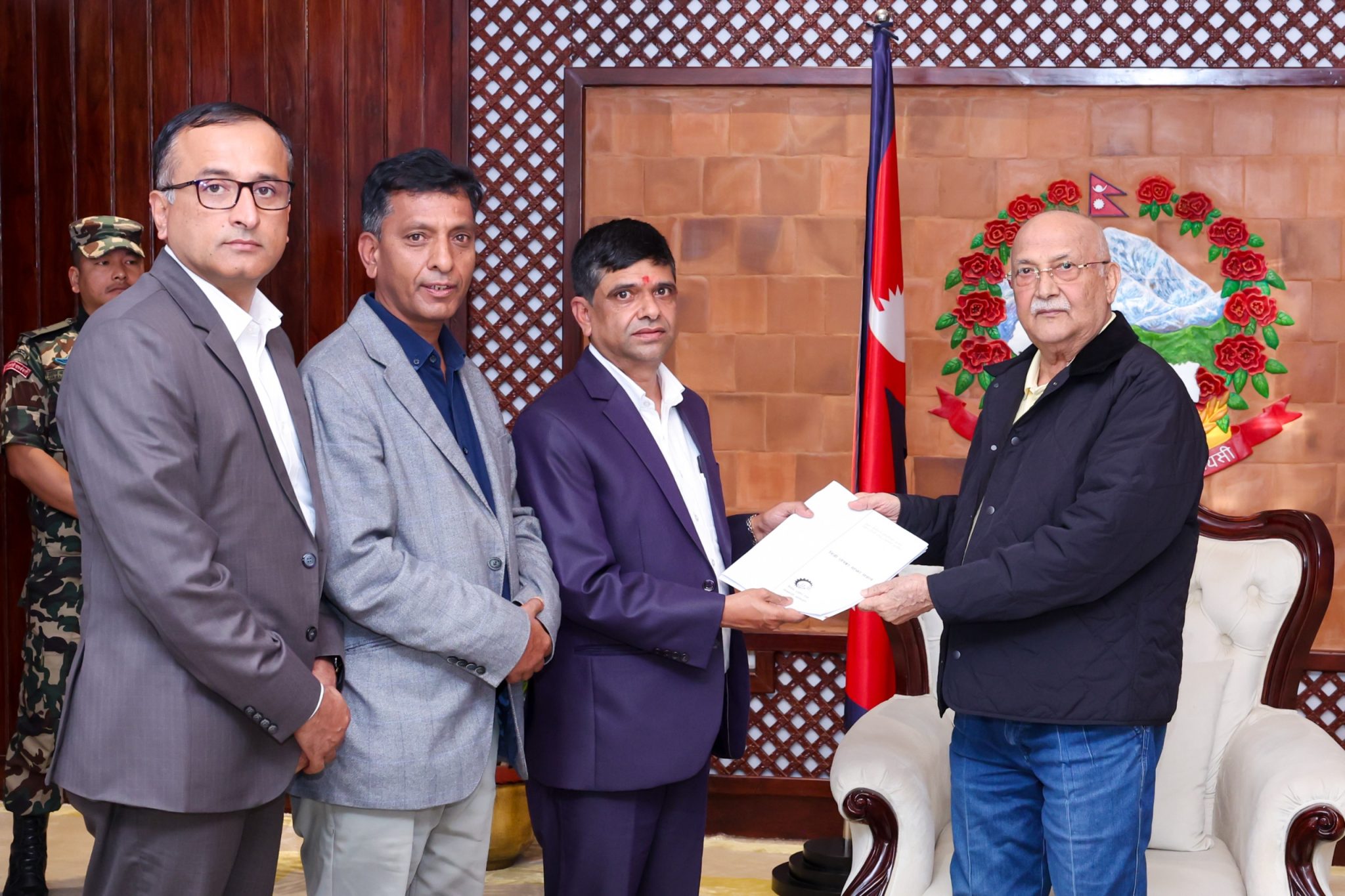 प्रधानमन्त्री समक्ष उद्योग तथा व्यवसायी महासङ्घद्वारा सुझाव हस्तान्तरण