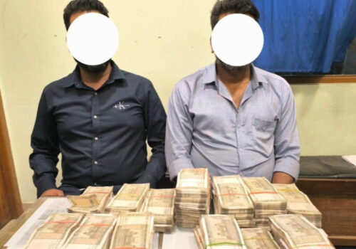 साढे २० लाख भारुसहित दुई भारतीय पक्राउ