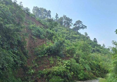 पहिरोले राप्ती राजमार्ग अवरुद्ध, यात्रु अलपत्र