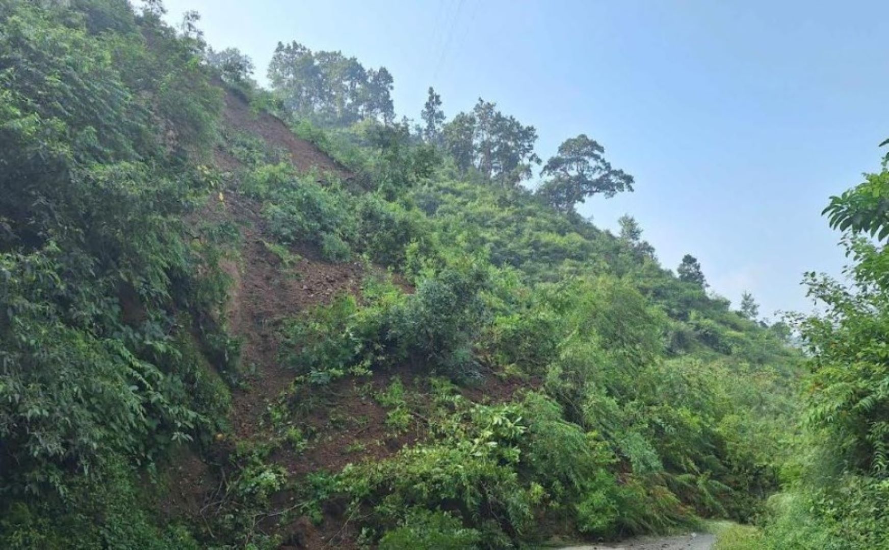 पहिरोले राप्ती राजमार्ग अवरुद्ध, यात्रु अलपत्र