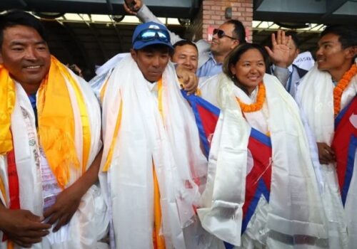 तिब्बतमा रहेको सिसापाङमामा नेपालको झण्डा फहराउँदा….