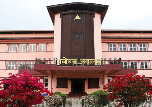 गभर्नर नियुक्तिमा उमेर हद हटाउने मापदण्ड कार्यान्वयन नगर्न सर्वोच्चको आदेश