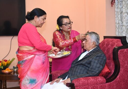 राष्ट्रपति पौडेलद्धारा बहिनीहरूबाट टीका ग्रहण