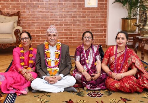 प्रधानमन्त्री ओलीद्वारा बहिनीहरुबाट शुभसाइतमा टीका ग्रहण