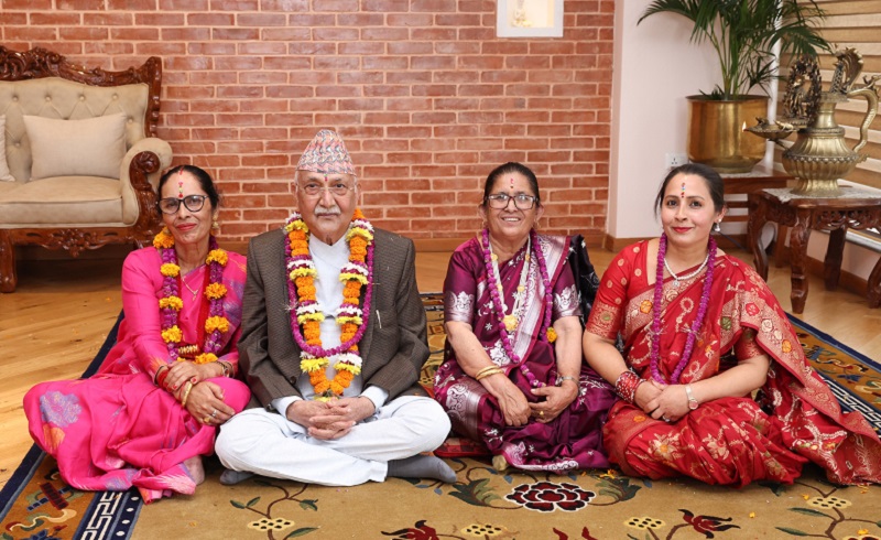 प्रधानमन्त्री ओलीद्वारा बहिनीहरुबाट शुभसाइतमा टीका ग्रहण