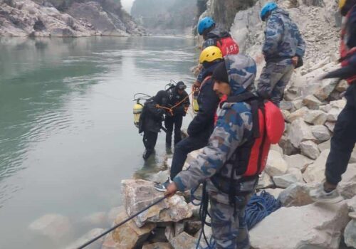 त्रिशूली नदीमा खसेको ग्यास बुलेटका चालक अझै भेटिएनन्