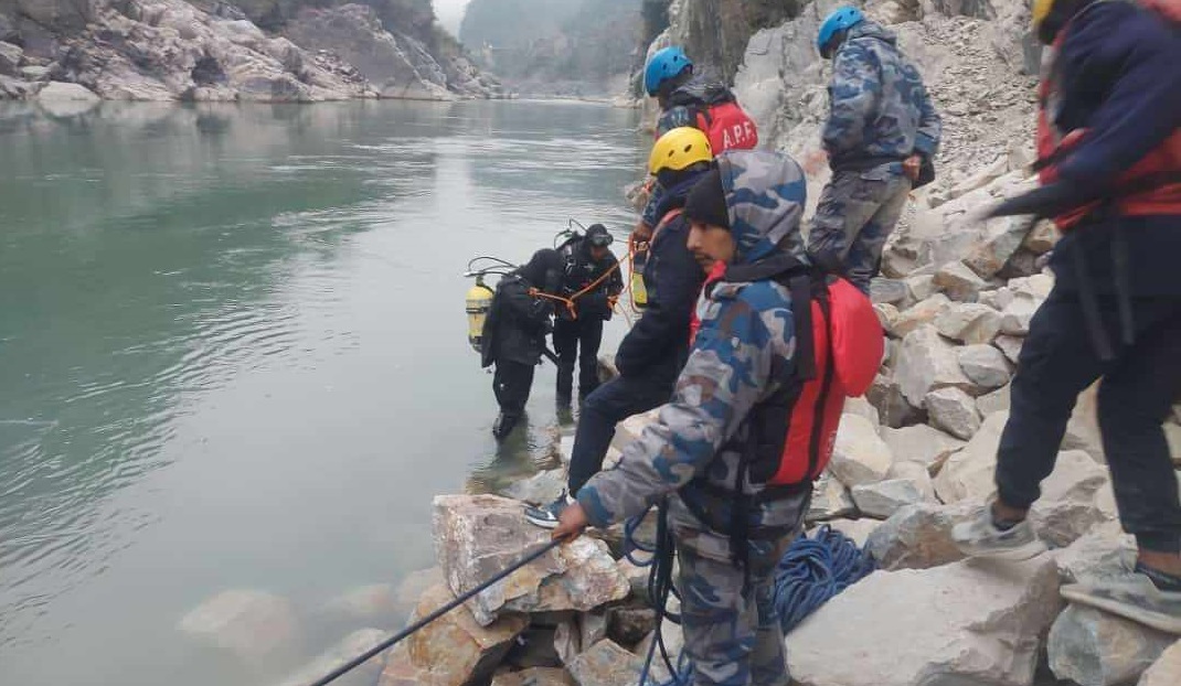 त्रिशूली नदीमा खसेको ग्यास बुलेटका चालक अझै भेटिएनन्