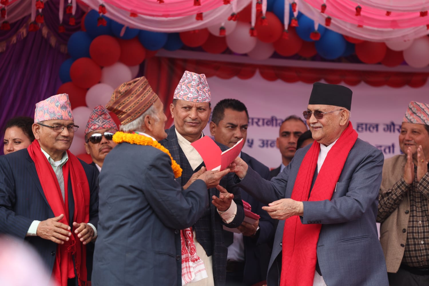 प्रधानमन्त्री ओलीद्वारा जग्गाधनी दर्ता प्रमाण पूर्जा वितरण