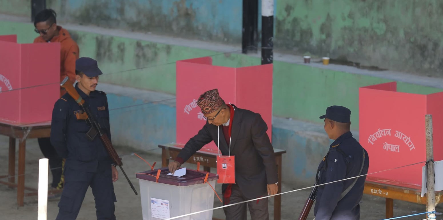 कीर्तिपुरमा कांग्रेसका मेयर उम्मेदवार डंगोलले गरे मतदान