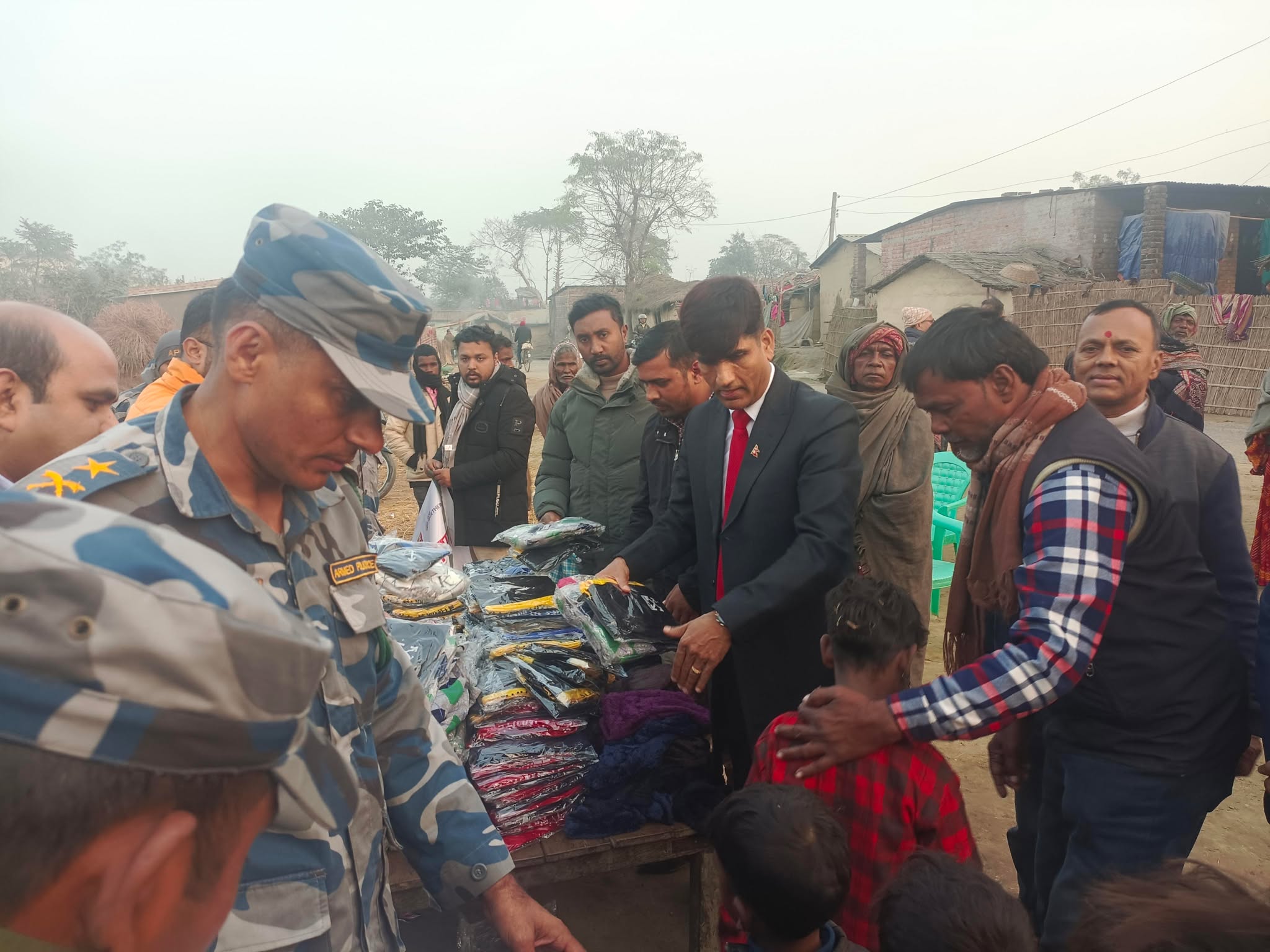 पर्साको खेस्राहा मुसहर बस्तीमा न्यानो कपडा वितरण