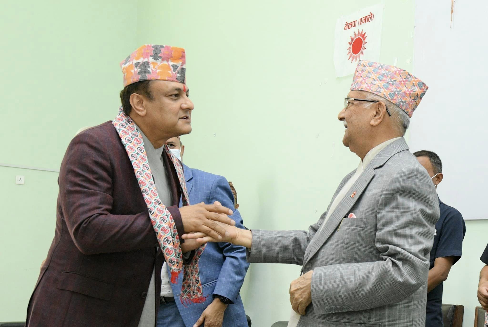 पूर्व प्रहरी प्रमुख सर्वेन्द्र खनालले छाडे एमाले !