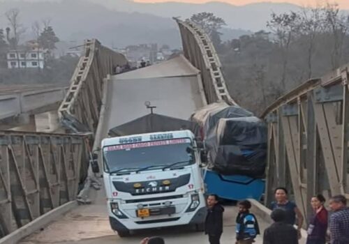 पुल भाँचिएपछि अवरुद्ध पूर्व–पश्चिम राजमार्ग खुलाउन भौतिकमन्त्रीको निर्देशन