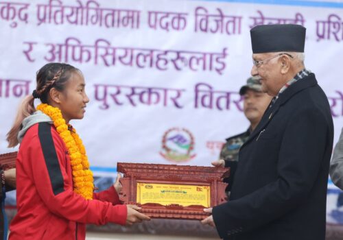 प्रधानमन्त्री ओलीले दिए अन्तर्राष्ट्रिय पदक विजेता खेलाडीलाई पुरस्कार