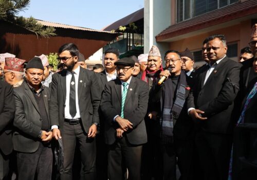 त्रिपाठीमाथि आक्रमणको विरोधमा कालोपट्टी बाँधेर वकिलहरूको प्रदर्शन