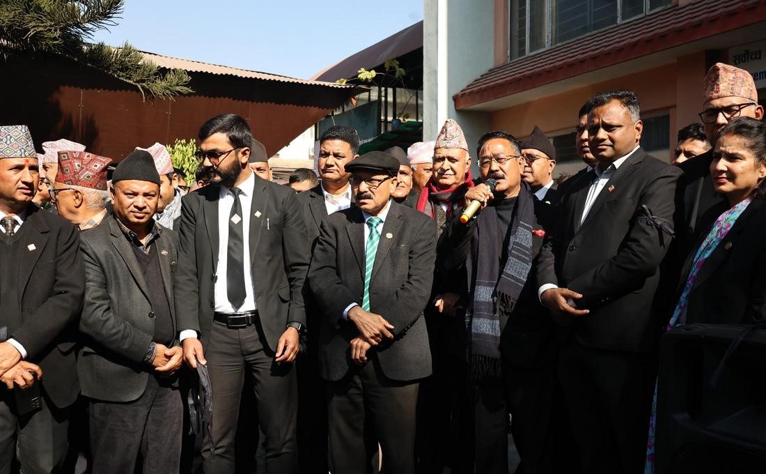 त्रिपाठीमाथि आक्रमणको विरोधमा कालोपट्टी बाँधेर वकिलहरूको प्रदर्शन