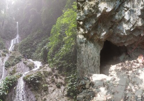 धुनिबेशीको महेशनारायण गुफा र झ्याम्पल झरनाले पदयात्रीको मनै लोभ्यायो